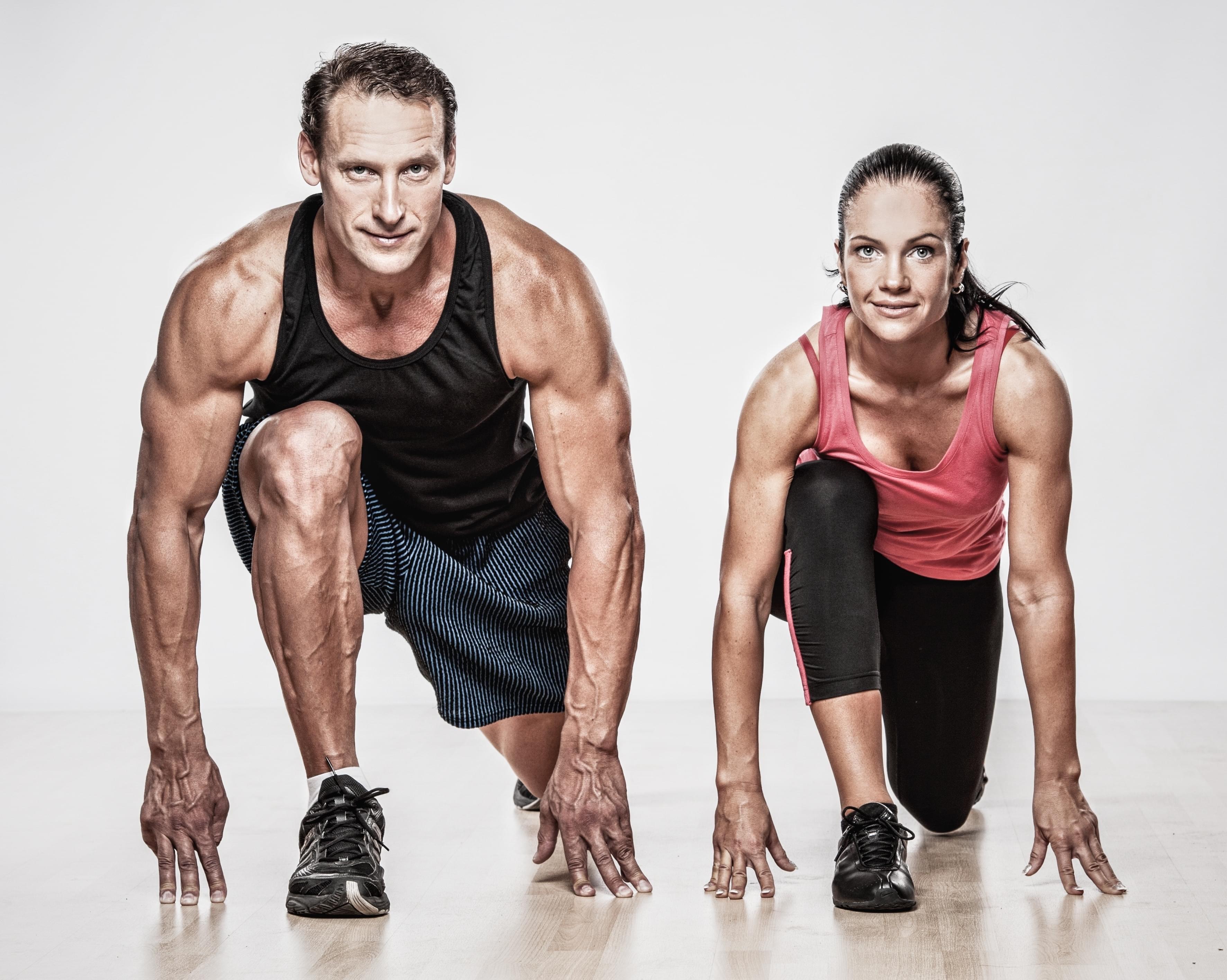 Физическая активность картинки. Креативная зарядка. Люди которые занимаются помощью. Люди которые занимаются помощью. Мужчина и женщина спортсмены.